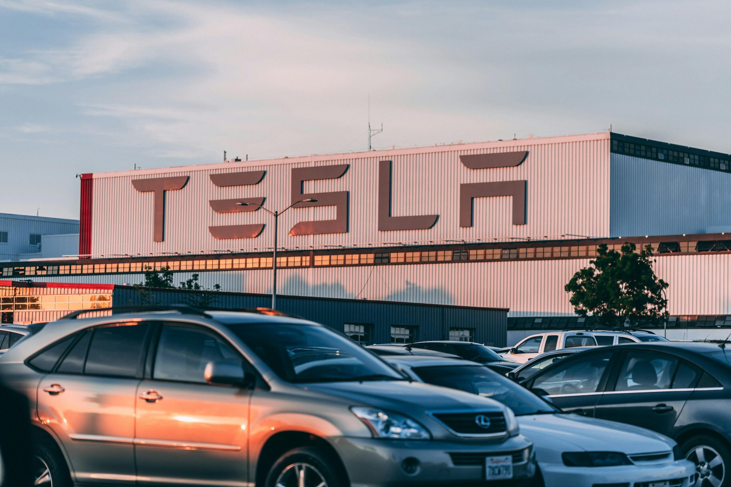 Autolaenud Saksamaal:Tesla juhib, Mitsubishi on kõrvalseisja